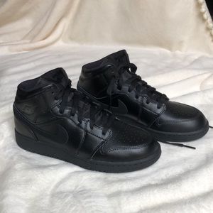 Boys size 6, girls size 8, Black Air Jordan 1 Mid
